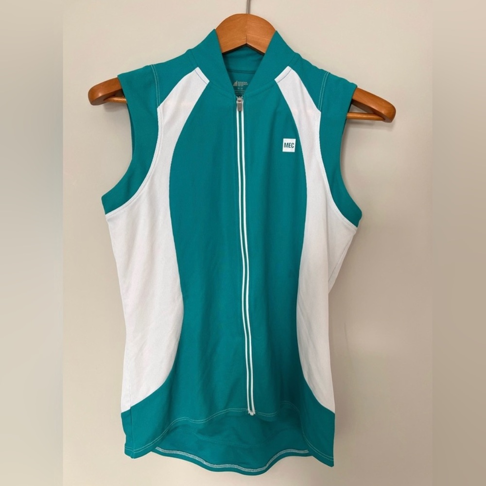 MEC zippered top